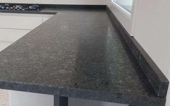 Black quartz kitchen top P.I.L. Gran min