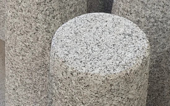Granite bollards P.I.L. Gran min