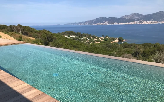 Piscina a sfioro rivestita in marmo P.I.L. Gran min