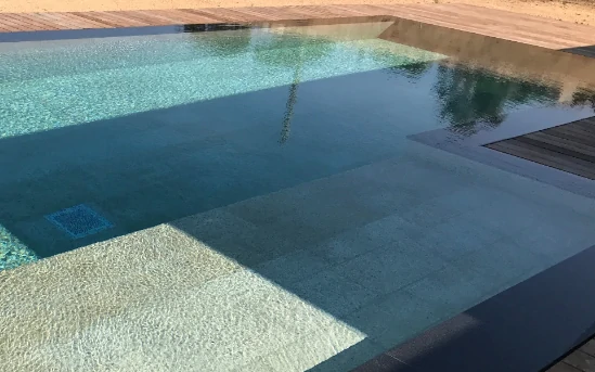 Bordo piscina in granito nero P.I.L. Gran min