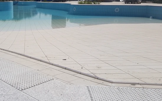 Rivestimento piscina in granito P.I.L.Gran min