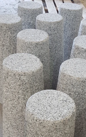 Granite bollards P.I.L. Gran min