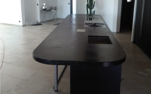 Black quartz table P.I.L. Gran min