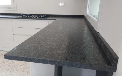 Black quartz kitchen top P.I.L. Gran min