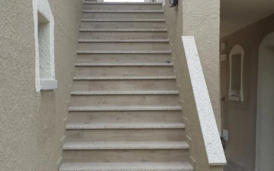 Scala esterna in granito bocciardato P.I.L. Gran min